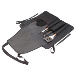 It’s the perfect outdoor braai essential. Conveniently designed, it folds up easily into a carry bag. Includes a tong, fork and spatula with wooden handles for comfortable grip, and a glove. Apron in 600D polyester