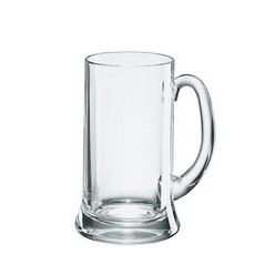 These 520ml beer mugs are any beer fanatic’s fantasy. These transparent mugs showcases the appearance and qualities of the beer. Enhancing its aromatic volatise. The handle on the mug serves the purpose of preventing the beer head's body heat from influencing the overall temperature of the beer, deeming it a noteworthy design that any bar or pub should acquire, at home or outdoors.