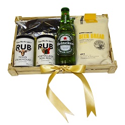 Braai hamper includes beer bread mix, 1 x malt beer, 2 x spice rubs, 100g biltong in a wooden box