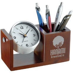 Elegant aluminium desk clock with rotating function and an integrated pen holder in a wood finish. Is an eye catcher on every desk