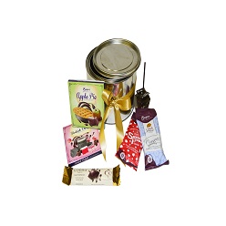 Hot choc hamper includes a hot choc stick, Godiva small bar, 2 x 40g yotti nuggets, beyers turkish delight slab, beyers apple pie slab all in a tin