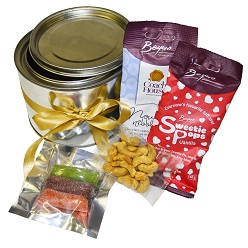 This small tin includes 30g nuts, 2 x yotti nuggets, 30g sugar coated fruit all in a small tin with ribbon