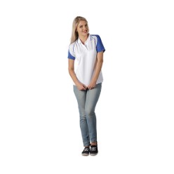This short sleeve golfer features a raglan sleeve, contrast piping and panel detail, knitted collar with single stripe, side slits. Regular fit. 160gsm. 100% polyester, techno-dri.