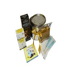 Tea and rusks packed in a medium tin includes a 4 pack rusks, 2 x sugar sticks, beyers cookie and cream slab, wedgewood biscuits, organic rooibos tea